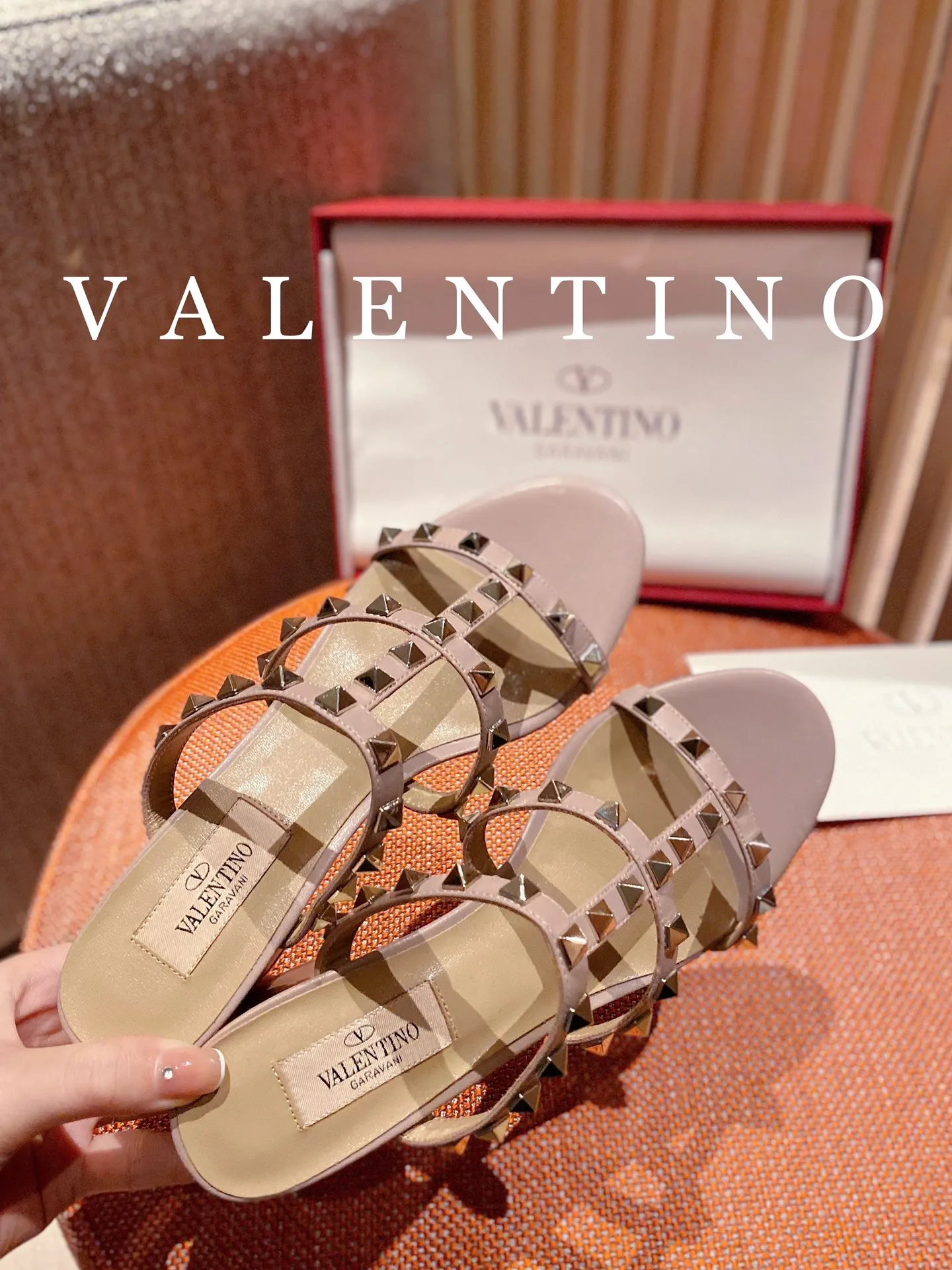 👟👟Ex-factory price 440🌈🌈 Women's shoes, women's clothing, high-end quality 𝑉𝐴𝐿𝐸𝑁𝑇𝐼𝑁𝑂 Valentino ♡ͥ | Level🔍 The classic King flip flops are also so beautiful. The textured hardware brings out a full sense of luxury. After putting it on my feet, I was shocked that my feet looked slimmer! The new season lives up to expectations! Worth buying ★Imported cowhide is absolutely high-grade ❥Original method is absolutely sensual ❥Elegant style creates a different feeling🙈 Simple temperament style!  ♡ show bdetails ———————————— ⊿▸: Size｜35-40 (customized at 40.41.42) ⊿▸: Material｜Imported cowhide ⊿▸: Material | Padded sheepskin ⊿▸: Material | Italian🇮🇹 genuine leather outsole ⊿▸: Heel height｜6cm